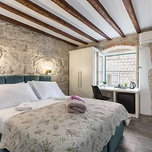  Apartment Bonbon Old Town Private En-suite Croatia