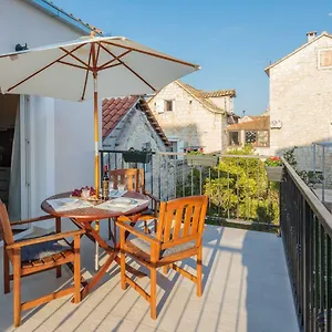  Apartment Zlatin Dvor - For 3, Terrace, Center, At 5-min, Bike Friendly Croatia